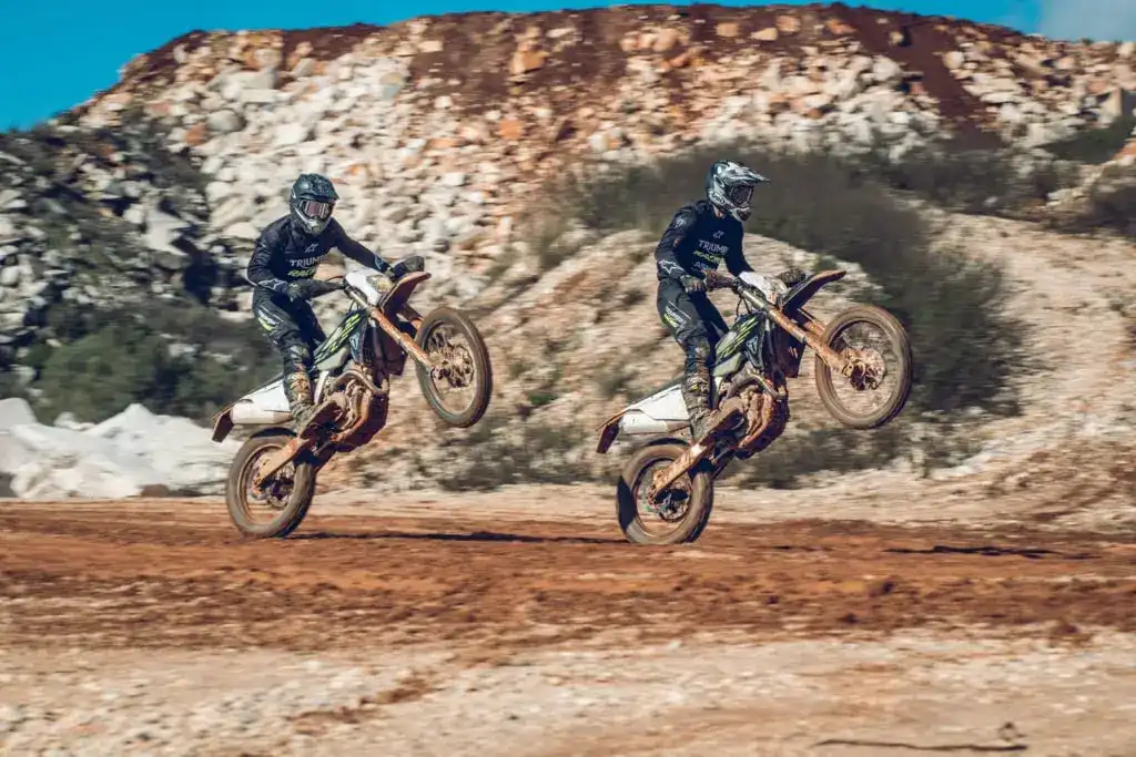 Dwa Triumphy Cross na wheelie
