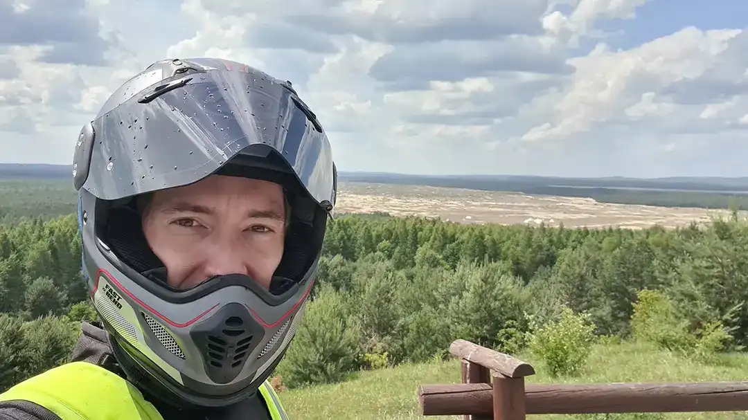 Pustynia Błędowska widok z góry i motocyklista w kasku Arai