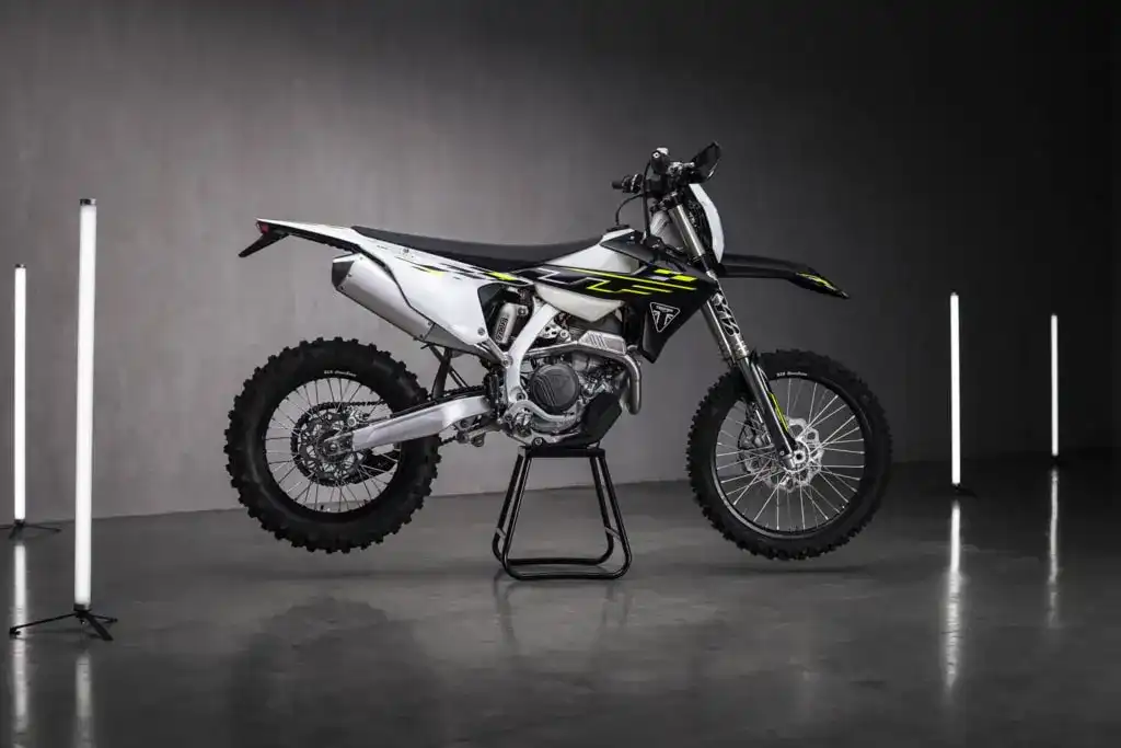 TF250E z boku
