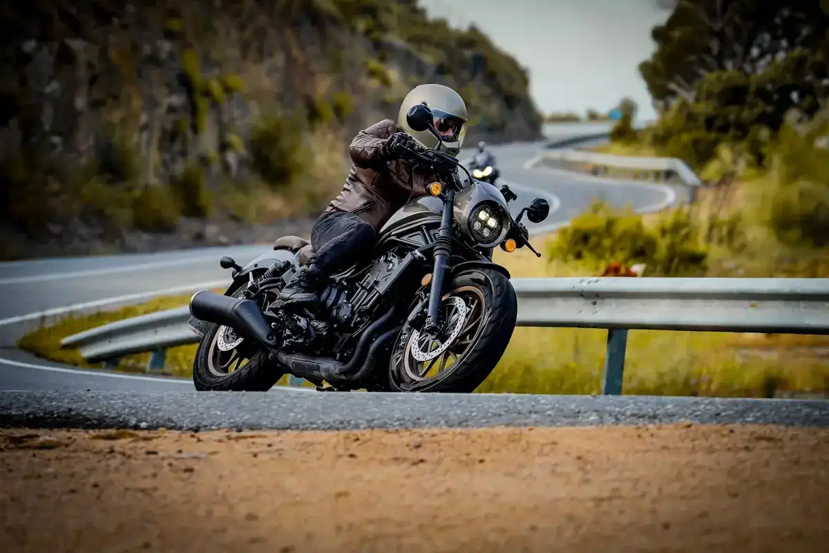 motocyklista na krętej drodze