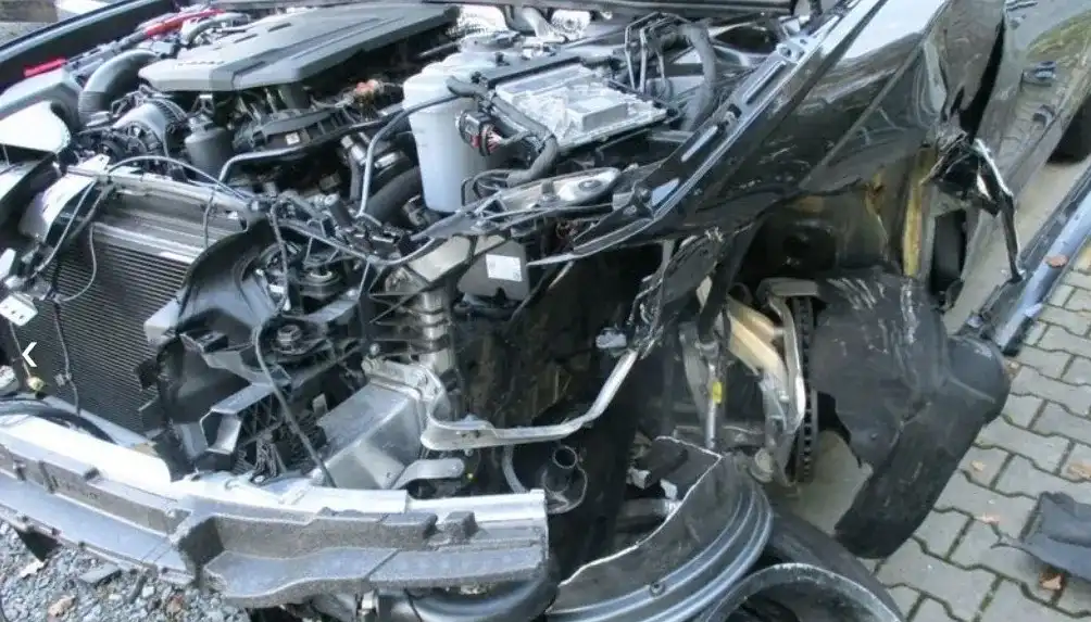 zniszczone audi a6 przód samochodu