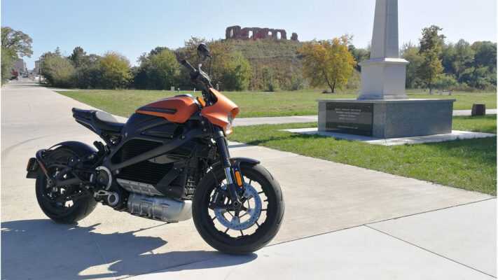 Harley-Davidson-LiveWire widok z przodu bok pomarańczowy
