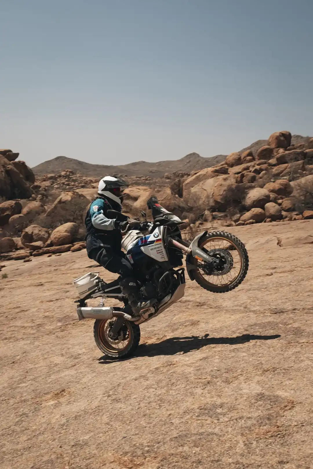 f900gs na tylnym kole wheelie