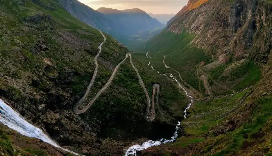Ruch wahadłowy na drodze Trollstigen w Norwegii