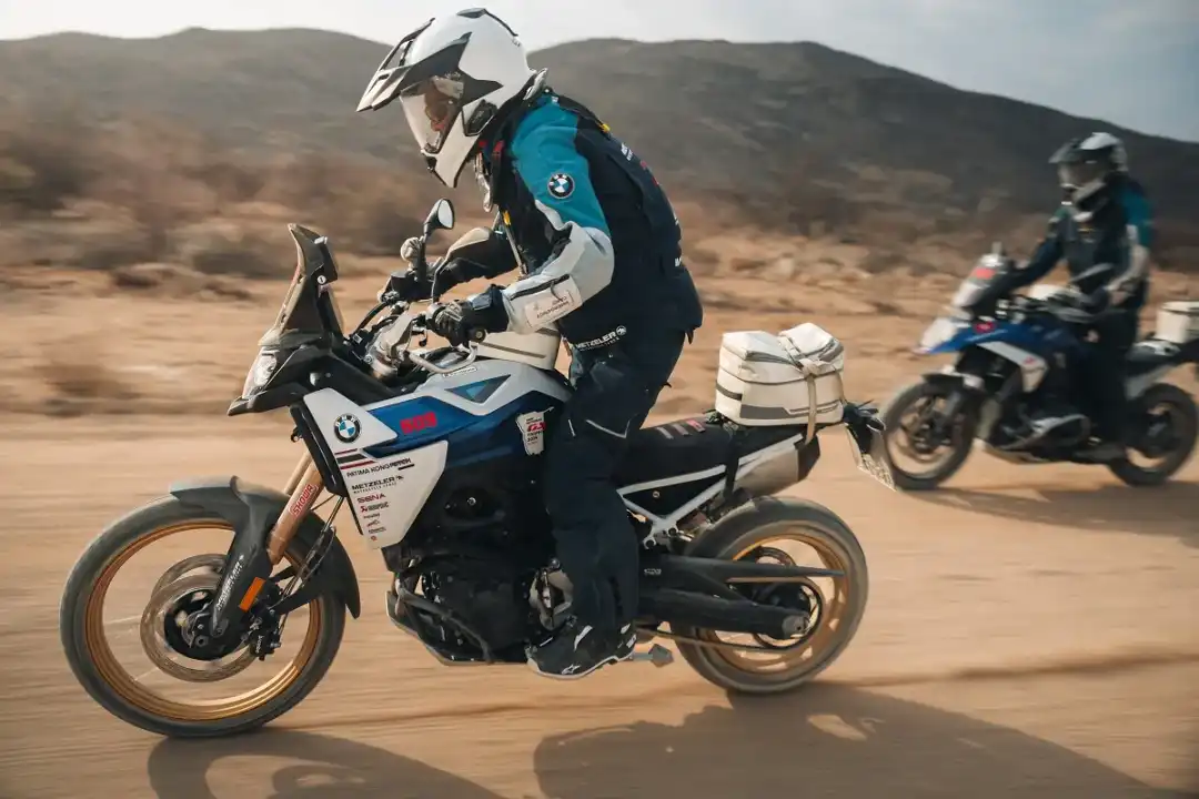 BMW F 900 GS przemierzający pustynie Namibii