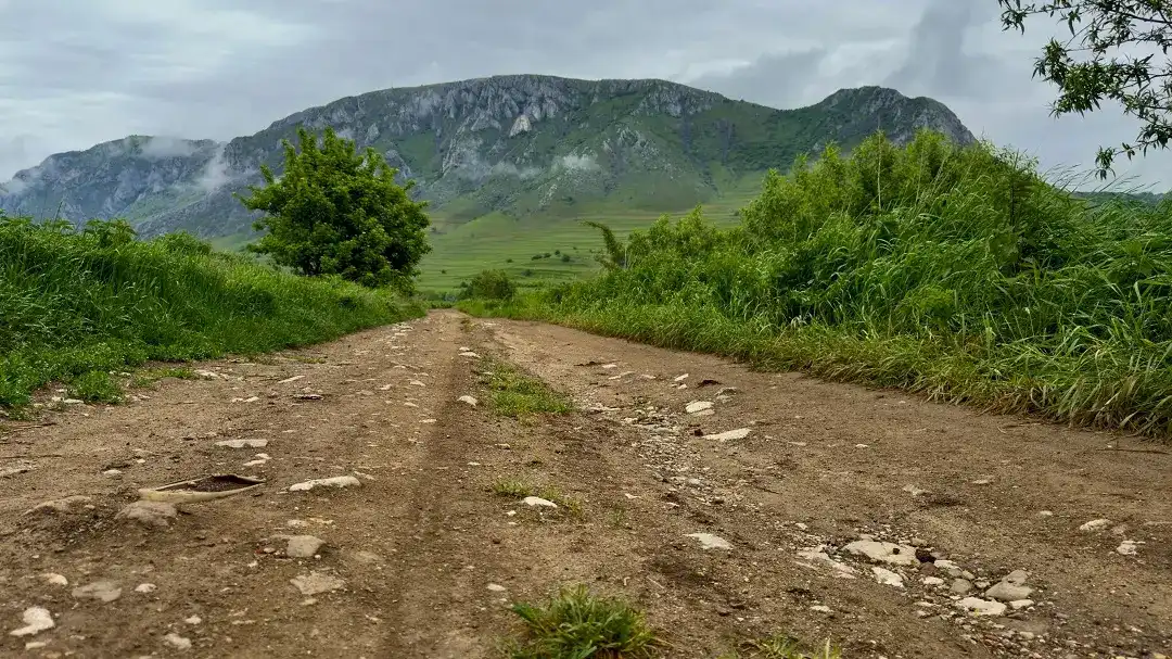 szutrowa droga z widokiem na góry Rumunia