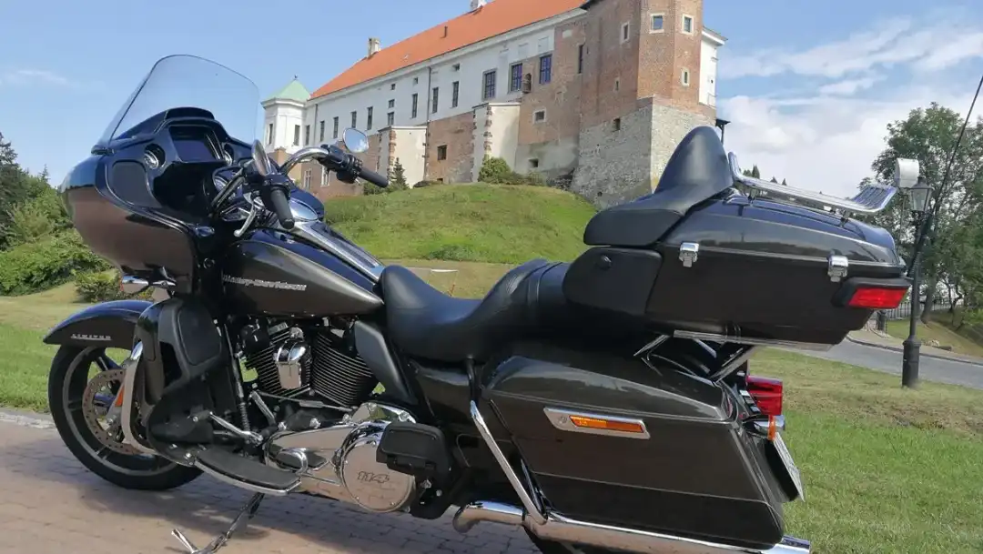 Harley-Davidson Road Glide a w tle zamek