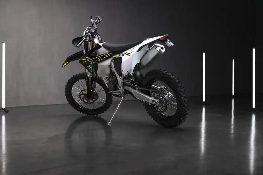 TF250 E od tyłu
