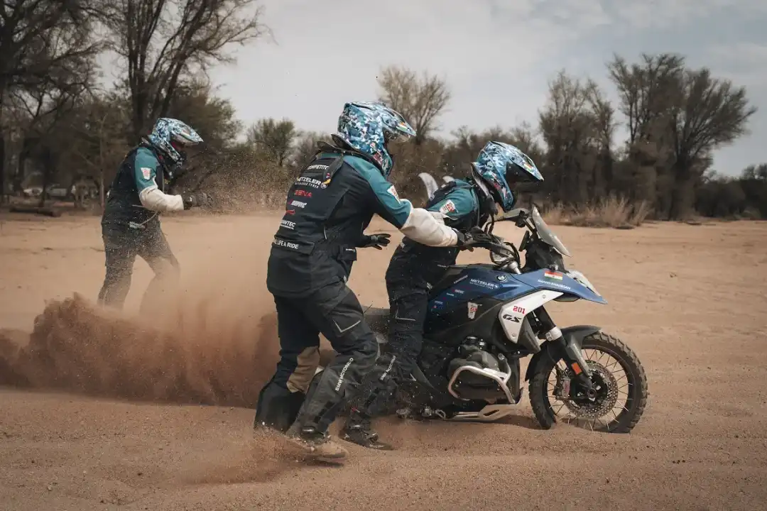 Głęboki piach i zakopany BMW R 1300 GS