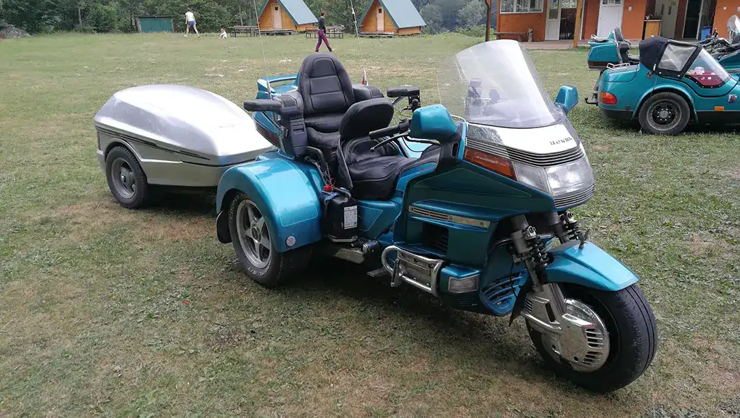 czarnogora i przerobiony goldwing