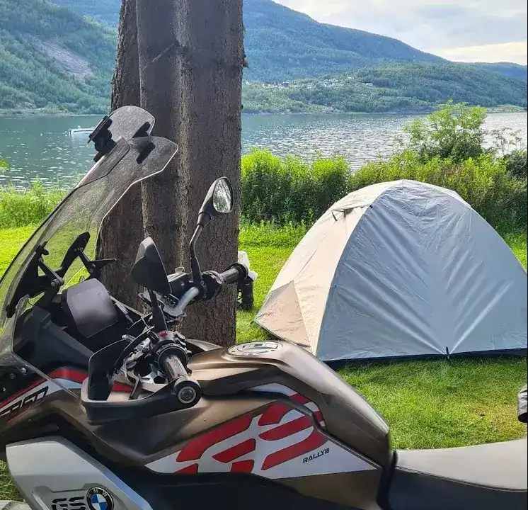 Namiot i bmw GS podczas podróży motocyklowej