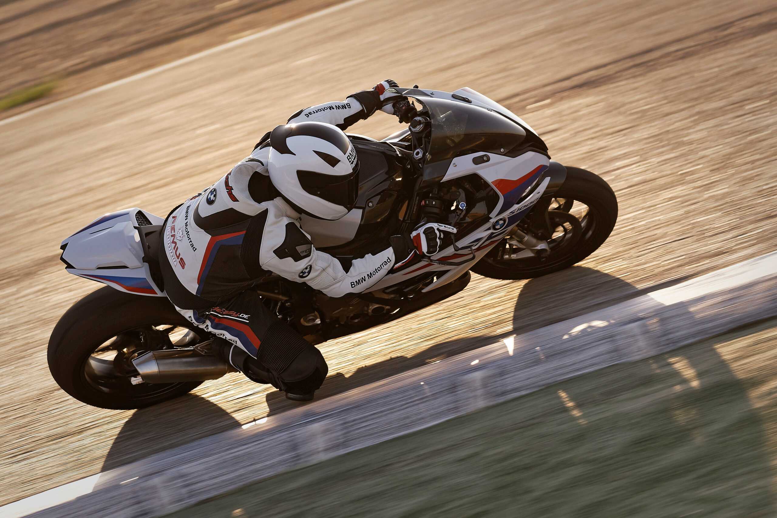 BMW Motorrad prezentuje części M Performance.