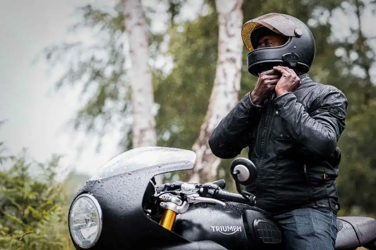 motocyklista zapina kask motocyklowy