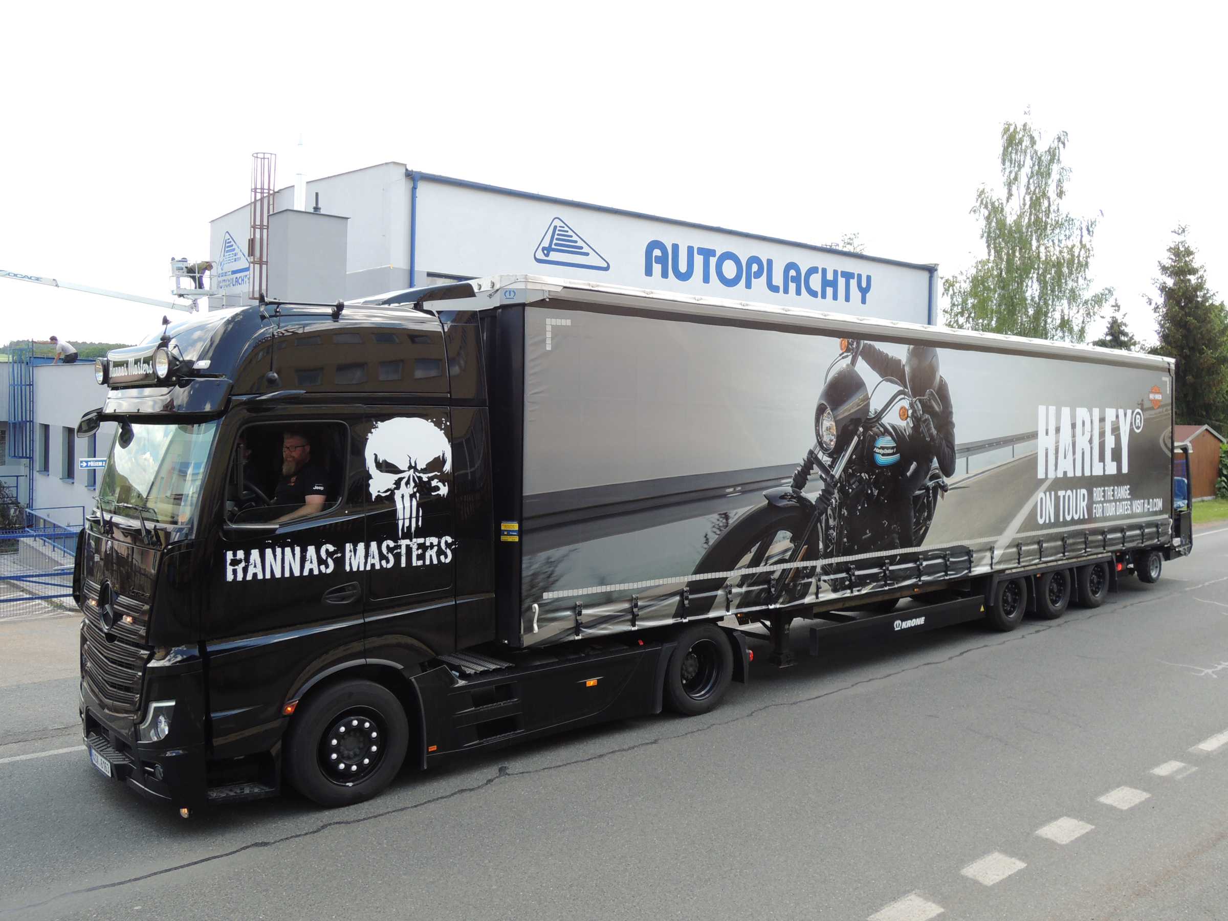 Harley on Tour 2020 truck napakowany motocyklami