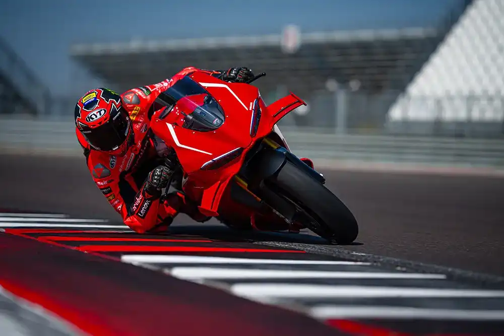 Ducati Panigale V4 R 2026 – motocykl torowy na drodze