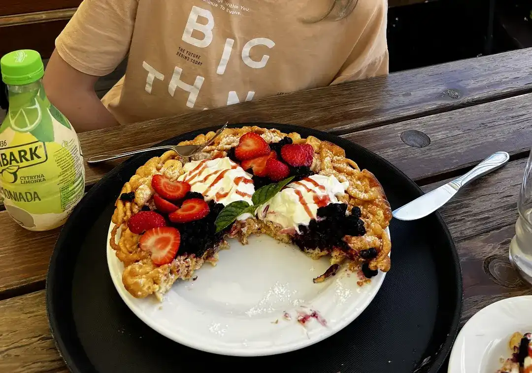 naleśnik z jagodami truskawkami i mascarpone