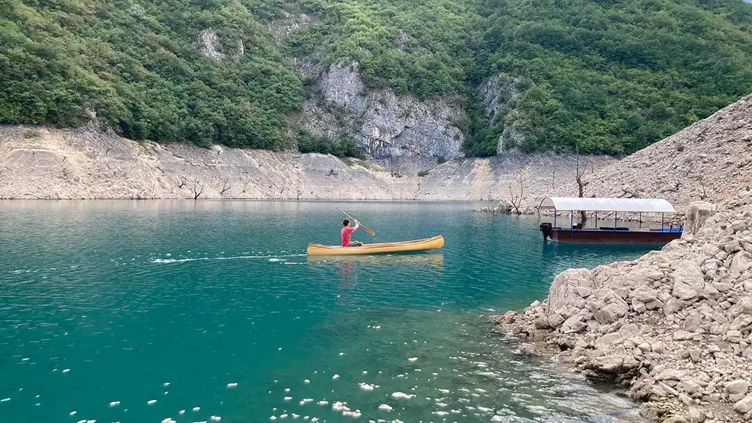 kajaki nad jeziorem Piva Czarnogóra