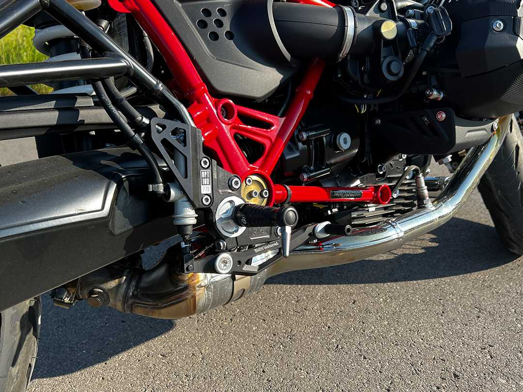motocykl bmw RnineT opcja 719 stylowe podnóżki