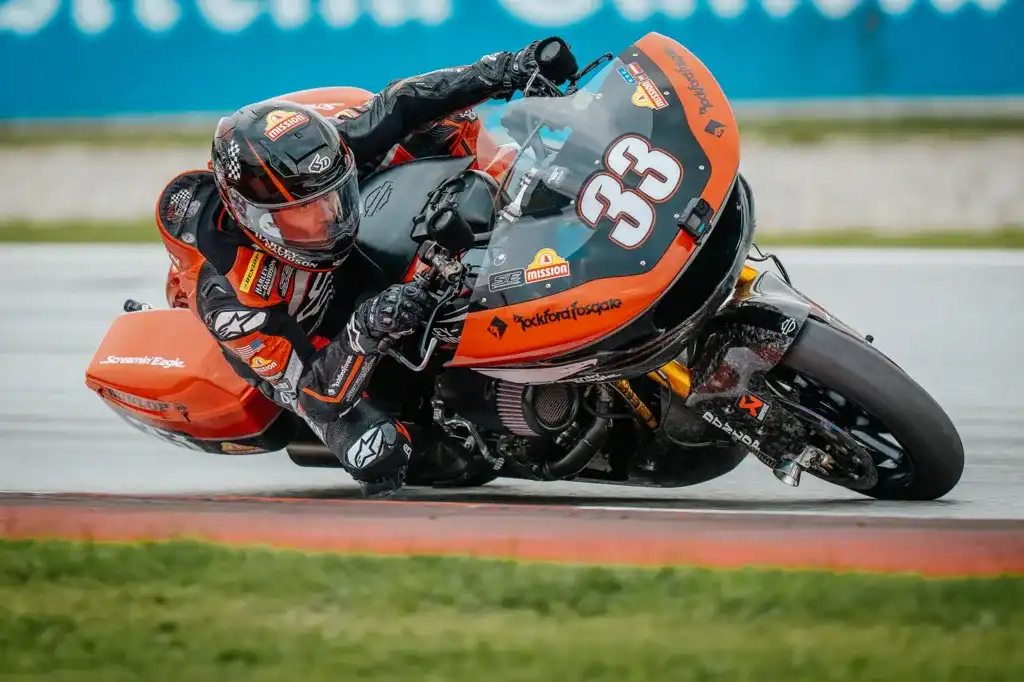 Motocykl Harley-Davidson typu bagger na torze Red Bull Ring