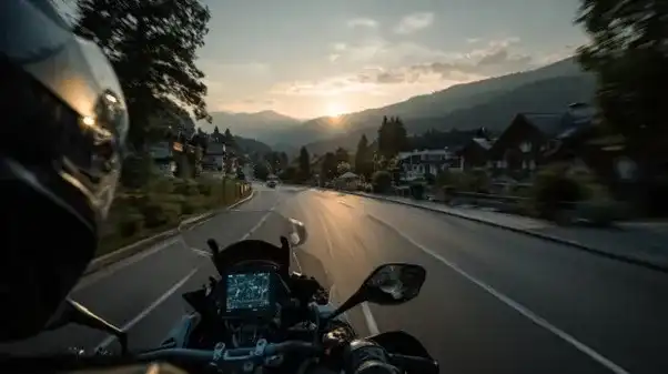 motocyklista na trasie w Alpach