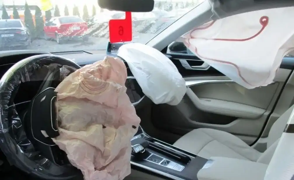 wystarzelone poduszki powietrzne w audi a6